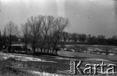 Lata 60., miejsce nieznane, Polska.
Rzeka podczas wiosennych roztopów.
Fot. Marek Zürn, zbiory Fundacji Ośrodka KARTA