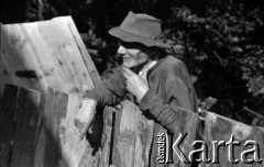 Lata 60., miejsce nieznane, Polska.
Starszy mężczyzna przy płocie.
Fot. Marek Zürn, zbiory Fundacji Ośrodka KARTA