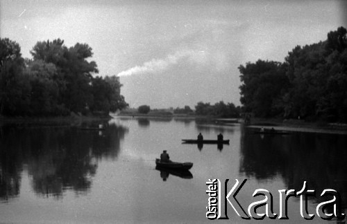 Lata 60., miejsce nieznane, Polska.
Wędkarze na jeziorze.
Fot. Marek Zürn, zbiory Fundacji Ośrodka KARTA