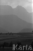 Lata 60., Podhale, Polska.
Krajobraz Podhala, w tle Tatry i Giewont.
Fot. Marek Zürn, zbiory Fundacji Ośrodka KARTA