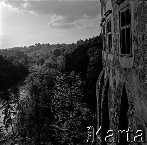 Lata 60., Sułoszowa, Polska.
Zamek Pieskowa Skała w Dolinie Prądnika.
Fot. Marek Zürn, zbiory Fundacji Ośrodka KARTA