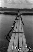 Lata 60., Mazury, Polska.
Rajd rowerowy po Mazurach, n/z kładka przez rozlewisko.
Fot. Marek Zürn, zbiory Fundacji Ośrodka KARTA