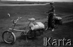 Lata 60., Mazury, Polska.
Rajd rowerowy po Mazurach.
Fot. Marek Zürn, zbiory Fundacji Ośrodka KARTA