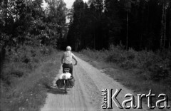 Lata 60., Mazury, Polska.
Rajd rowerowy po Mazurach.
Fot. Marek Zürn, zbiory Fundacji Ośrodka KARTA
