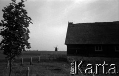 Lata 60., Mazury, Polska.
Krajobraz mazurski, w głębi wiatrak.
Fot. Marek Zürn, zbiory Fundacji Ośrodka KARTA