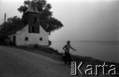 Lata 60., Nowe Guty, Polska.
Remiza strażacka i jezioro Śniardwy.
Fot. Marek Zürn, zbiory Fundacji Ośrodka KARTA