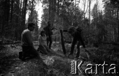 Lata 60., Puszcza Białowieska, Polska.
Uczestnicy wycieczki rowerowej w Puszczy Białowieskiej, n/z z prawej młody dzik.
Fot. Marek Zürn, zbiory Fundacji Ośrodka KARTA