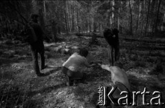 Lata 60., Puszcza Białowieska, Polska.
Uczestnicy wycieczki rowerowej w Puszczy Białowieskiej, n/z zabawa z młodym dzikiem.
Fot. Marek Zürn, zbiory Fundacji Ośrodka KARTA