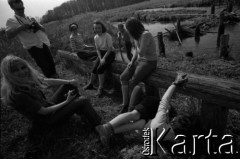 Lata 60., Puszcza Białowieska, Polska.
Uczestnicy wycieczki w Puszczy Białowieskiej podczas odpoczynku.
Fot. Marek Zürn, zbiory Fundacji Ośrodka KARTA