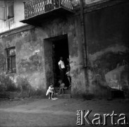 Lata 60., miejsce nieznane, Polska.
Mieszkańcy kamienicy.
Fot. Marek Zürn, zbiory Fundacji Ośrodka KARTA