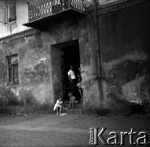 Lata 60., miejsce nieznane, Polska.
Mieszkańcy kamienicy.
Fot. Marek Zürn, zbiory Fundacji Ośrodka KARTA