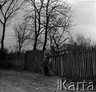 Lata 60., miejsce nieznane, Polska.
Wiejskie dzieci przy płocie.
Fot. Marek Zürn, zbiory Fundacji Ośrodka KARTA