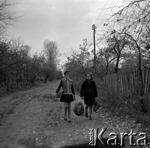 Lata 60., okolice Warszawy, Polska.
Dziewczynki niosą chleb we wsi.
Fot. Marek Zürn, zbiory Fundacji Ośrodka KARTA