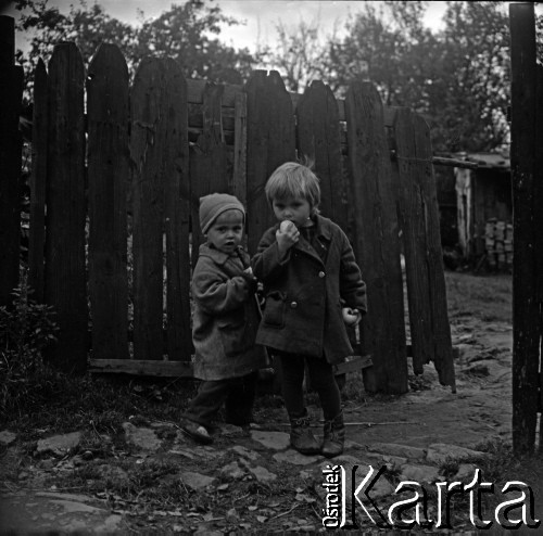 Lata 60., Mazowsze, Polska.
Wiejskie dzieci.
Fot. Marek Zürn, zbiory Fundacji Ośrodka KARTA