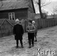 Lata 60., Mazowsze, Polska.
Wiejskie dzieci.
Fot. Marek Zürn, zbiory Fundacji Ośrodka KARTA
