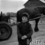 Lata 60., Mazowsze, Polska.
Chłopiec na wsi.
Fot. Marek Zürn, zbiory Fundacji Ośrodka KARTA