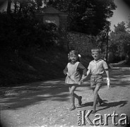 Lata 60., Mazowsze, Polska.
Dzieci na wiejskiej drodze.
Fot. Marek Zürn, zbiory Fundacji Ośrodka KARTA