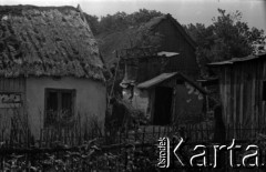 Lata 60., miejsce nieznane, Polska.
Chaty wiejskie na pograniczu Mazowsza i Lubelszczyzny.
Fot. Marek Zürn, zbiory Fundacji Ośrodka KARTA