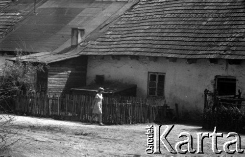 Lata 60., miejsce nieznane, Polska.
Kobieta we wsi na pograniczu Mazowsza i Lubelszczyzny.
Fot. Marek Zürn, zbiory Fundacji Ośrodka KARTA