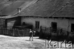 Lata 60., miejsce nieznane, Polska.
Dziecko we wsi na pograniczu Mazowsza i Lubelszczyzny.
Fot. Marek Zürn, zbiory Fundacji Ośrodka KARTA
