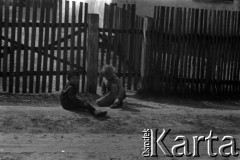 Lata 60., miejsce nieznane, Polska.
Dzieci na wsi.
Fot. Marek Zürn, zbiory Fundacji Ośrodka KARTA