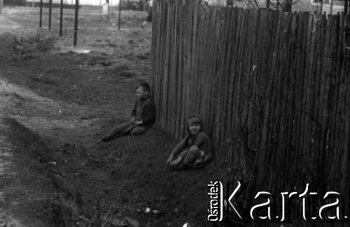 Lata 60., miejsce nieznane, Polska.
Dzieci na wsi.
Fot. Marek Zürn, zbiory Fundacji Ośrodka KARTA