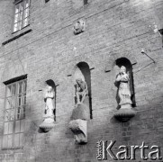 Lata 60., Płock, Polska.
Muzeum Diecezjalne - rzeźby na budynku.
Fot. Marek Zürn, zbiory Fundacji Ośrodka KARTA