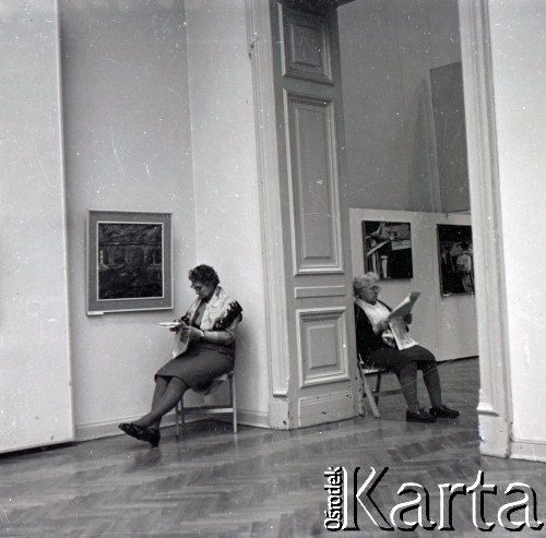 Lata 60., Płock, Polska.
Muzeum Diecezjalne, n/z panie pilnujące ekspozycji.
Fot. Marek Zürn, zbiory Fundacji Ośrodka KARTA