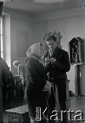 Lata 60., Płock, Polska.
Muzeum Diecezjalne, n/z zwiedzający.
Fot. Marek Zürn, zbiory Fundacji Ośrodka KARTA