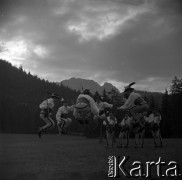 Lata 60., Zakopane, Polska.
Góralski taniec ludowy, w tle Giewont.
Fot. Marek Zürn, zbiory Fundacji Ośrodka KARTA