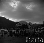 Lata 60., Zakopane, Polska.
Góralski taniec ludowy, w tle Giewont.
Fot. Marek Zürn, zbiory Fundacji Ośrodka KARTA