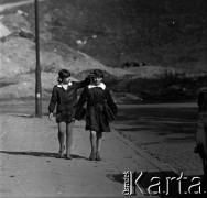 Lata 60., Zakopane, Polska.
Uczennice w drodze ze szkoły.
Fot. Marek Zürn, zbiory Fundacji Ośrodka KARTA