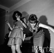 Lata 60., Warszawa, Polska.
Prywatka.
Fot. Marek Zürn, zbiory Fundacji Ośrodka KARTA