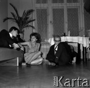 Lata 60., Warszawa, Polska.
Prywatka.
Fot. Marek Zürn, zbiory Fundacji Ośrodka KARTA
