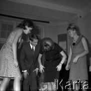 Lata 60., Warszawa, Polska.
Prywatka.
Fot. Marek Zürn, zbiory Fundacji Ośrodka KARTA