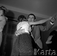 Lata 60., Warszawa, Polska.
Prywatka.
Fot. Marek Zürn, zbiory Fundacji Ośrodka KARTA