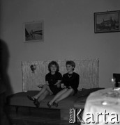 Lata 60., Warszawa, Polska.
Prywatka.
Fot. Marek Zürn, zbiory Fundacji Ośrodka KARTA