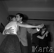 Lata 60., Warszawa, Polska.
Prywatka.
Fot. Marek Zürn, zbiory Fundacji Ośrodka KARTA