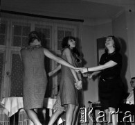 Lata 60., Warszawa, Polska.
Prywatka.
Fot. Marek Zürn, zbiory Fundacji Ośrodka KARTA