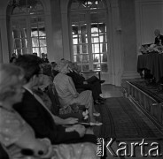 22.06.1966, Warszawa, Polska.
Jubileusz 50-lecia pracy naukowej prof. dr Marii Ossowskiej, n/z profesor Maria Ossowska (w środku).
Fot. Marek Zürn, zbiory Fundacji Ośrodka KARTA