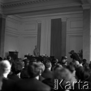 22.06.1966, Warszawa, Polska.
Jubileusz 50-lecia pracy naukowej prof. dr Marii Ossowskiej, n/z profesor Maria Ossowska (w głębi, przemawia).
Fot. Marek Zürn, zbiory Fundacji Ośrodka KARTA