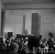 22.06.1966, Warszawa, Polska.
Jubileusz 50-lecia pracy naukowej prof. dr Marii Ossowskiej, n/z profesor Maria Ossowska (w głębi, przemawia).
Fot. Marek Zürn, zbiory Fundacji Ośrodka KARTA