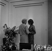 22.06.1966, Warszawa, Polska.
Jubileusz 50-lecia pracy naukowej prof. dr Marii Ossowskiej, n/z profesor Maria Ossowska (z lewej).
Fot. Marek Zürn, zbiory Fundacji Ośrodka KARTA