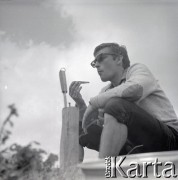 Lata 60., miejsce nieznane, Polska.
Marek Zürn podczas odpoczynku na wycieczce górskiej.
Fot. Marek Zürn, zbiory Fundacji Ośrodka KARTA