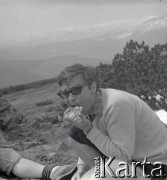 Lata 60., miejsce nieznane, Polska.
Marek Zürn podczas odpoczynku na wycieczce górskiej.
Fot. Marek Zürn, zbiory Fundacji Ośrodka KARTA