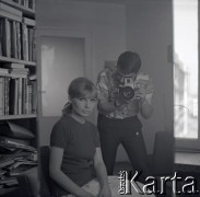 Lata 60., Warszawa, Polska.
Marek Zürn fotografuje koleżankę.
Fot. Marek Zürn, zbiory Fundacji Ośrodka KARTA