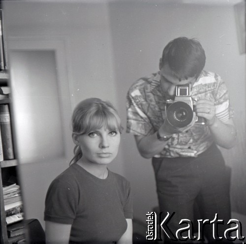 Lata 60., Warszawa, Polska.
Marek Zürn fotografuje koleżankę.
Fot. Marek Zürn, zbiory Fundacji Ośrodka KARTA