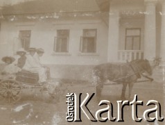 1900-1920, Sokola Góra, Polska.
Powóz konny przed dworem rodziny Walińskich w Sokolej Górze. Nw powozie siedzą cztery osoby.
Fot. NN, kolekcja rodziny Walińskich, zbiory Fundacji Ośrodka KARTA