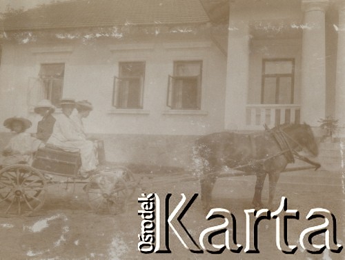 1900-1920, Sokola Góra, Polska.
Powóz konny przed dworem rodziny Walińskich w Sokolej Górze. Nw powozie siedzą cztery osoby.
Fot. NN, kolekcja rodziny Walińskich, zbiory Fundacji Ośrodka KARTA