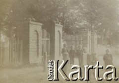 1900-1920, miejsce nieznane.
Dzieci przed bramą.
Fot. NN, kolekcja rodziny Walińskich, zbiory Fundacji Ośrodka KARTA